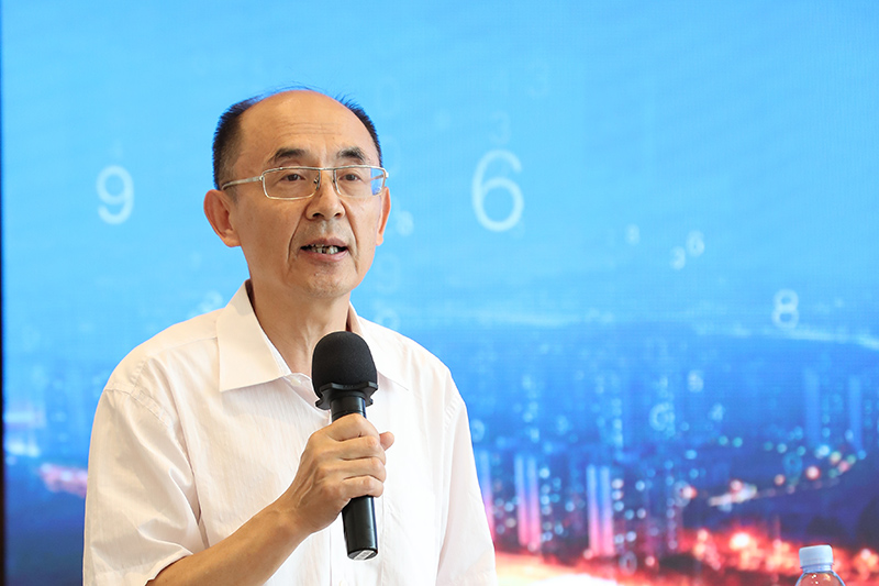 “老交通”智庫副主任、原交通運輸部總工程師周偉主持沙龍.jpg