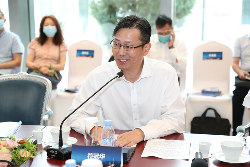 “老交通”智庫執行副主任、蘇交科集團董事長(cháng)符冠華主持沙龍.jpg